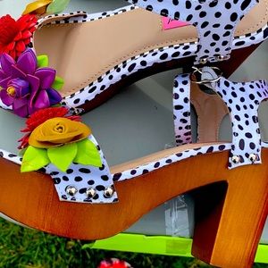 Never worn Betsy Johnson chunky heeled sandals